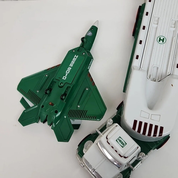 Hess Toy Truck and Jet Collectible 2010 - Picture 12 of 17